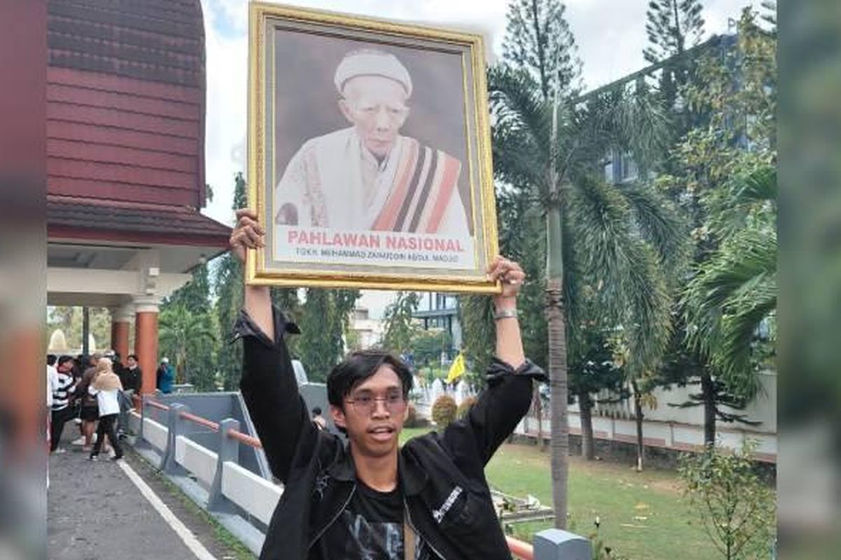Lombok, gedung dprd NTB, Nahdlatul Wathan, Gedung DPRD NTB dibakar massa aksi, Gedung DPRD NTB dibakar, Martoni Ira Malik, Maulana Syaikh TGKH Muhammad Zainuddin Abdul Madjid, kerusuhan Mataram, Maulana Syaikh, Kisah Martoni Ira, Mahasiswa Unram yang Selamatkan Foto Maulana Syaikh dari Kobaran Api DPRD NTB, Kronologi Kerusuhan di Gedung DPRD NTB, Aksi Penyelamatan Foto Maulana Syaikh, Siapa Martoni Ira Malik?, Dampak Kerusuhan: DPRD NTB Bekerja di Tenda Darurat