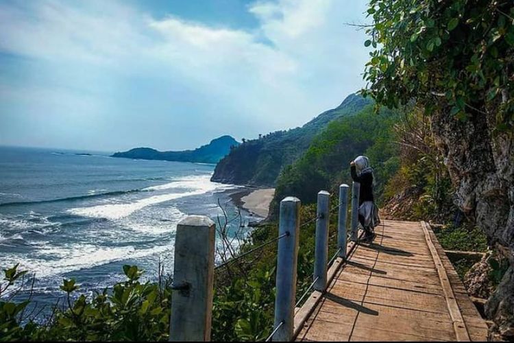 Kebumen, pantai, 8 Pantai Terindah di Kebumen, Ada yang Dijuluki New Zealand-nya Indonesia, 1. Pantai Menganti (Si New Zealand-nya Indonesia), 2. Pantai Surumanis, 3. Pantai Bopong, 4. Pantai Logending (Pantai Ayah), 5. Pantai Karang Bolong, 6. Pantai Laguna Lembupurwo, 7. Pantai Lampon, 8. Pantai Watu Bale
