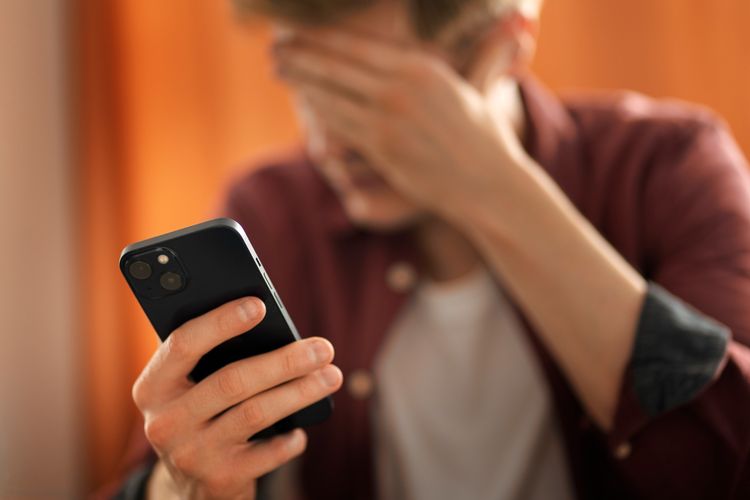 Gaslighting adalah, Gaslighting, gaslighters, kebiasaan gaslighter, pelaku gaslighting, kebiasaan gaslighting, kebiasaan pelaku gaslighting, dampak gaslighting, Waspada, Ini 4 Kebiasaan yang Sering Dilakukan Pelaku Gaslighting, 1. Memanfaatkan empati sebagai senjata, 2. Mengaku “lupa” saat dihadapkan fakta, 3. Mengubah cerita sedikit demi sedikit, 4. Membangun citra lewat orang lain
