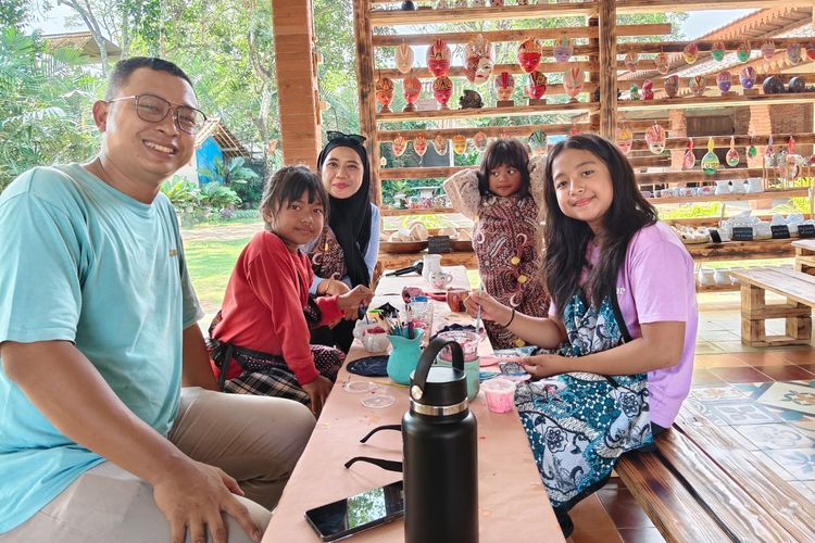 Borobudur, UMKM, Kabupaten Magelang, Candi Borobudur, Geliat Ekonomi di Gang-gang Desa, UMKM Ramaikan Wisata di Sekitar Candi Borobudur, Menghidupkan ekonomi desa, Edukasi dan terapi lebah di Madu Ashfa, Kriya Kayu Rik Rok, bertahan dari Pandemi lewat inovasi, Jamur Borobudur tumbuh dari keterbatasan, Efek domino bagi warga sekitar