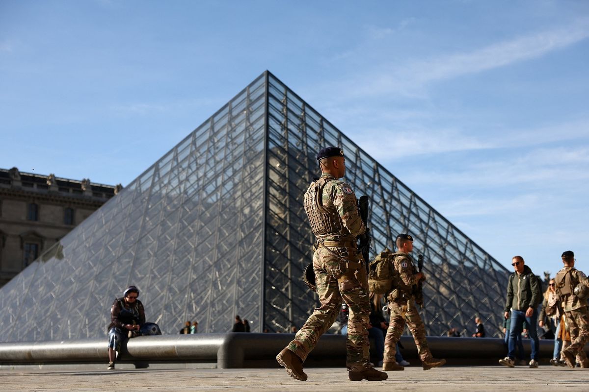Museum Louvre, Museum Louvre Perancis, Museum Louvre Kemalingan, Tiket Museum Louvre, Tiket Museum Louvre Naik untuk Pengunjung Non-Eropa, Imbas Pencurian?, Harga tiket naik 45 persen Januari 2026, Dugaan sebab kenaikan harga: Alarm rusak hingga CCTV minim, Modernisasi Louvre, Perancis sedang alami gelombang pencurian seni