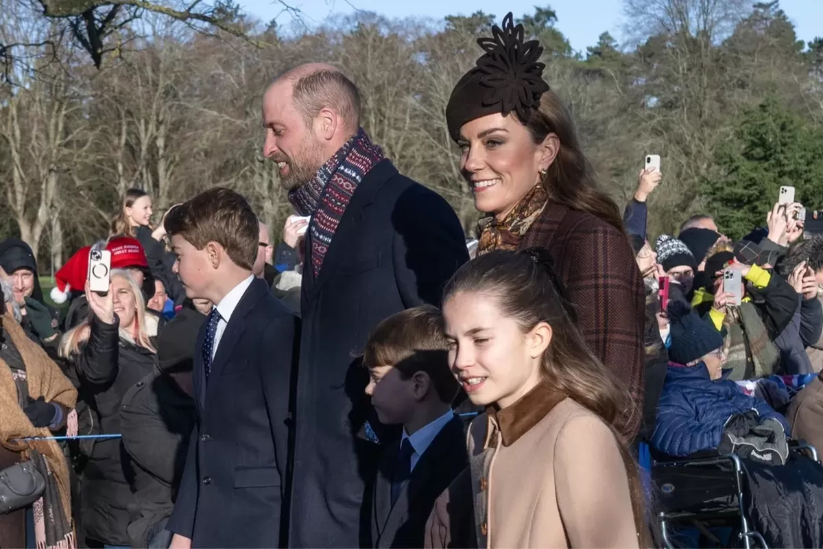 Kate Middleton, keluarga Kerajaan Inggris, kanker, pohon Natal, Westminster Abbey, Makna di Balik Mantel Tartan Kate Middleton yang Dipakai Saat Natal