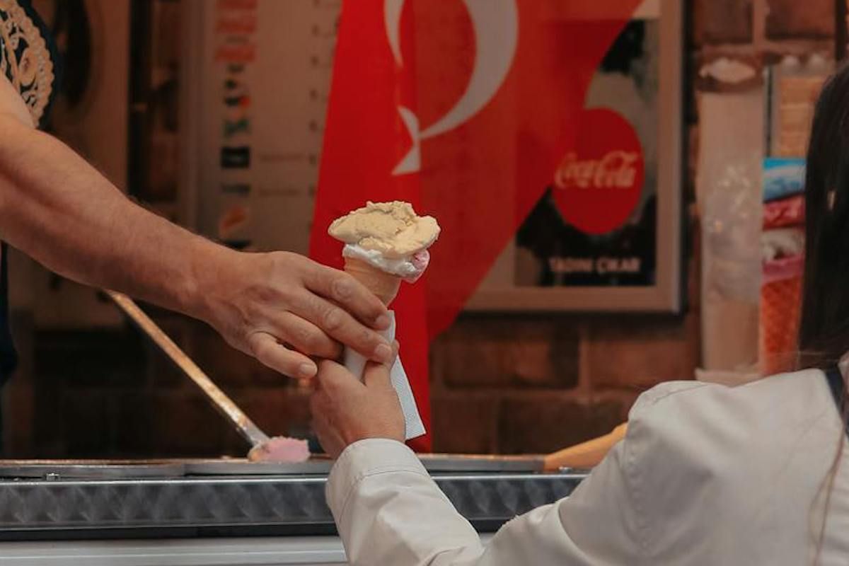 es krim Turki, penjual es krim Turki, atraksi es krim Turki, es krim Beyoglu Turki, pelecehan penjual es krim Turki, atraksi pelecehan penjual es krim Turki, Penjual Es Krim di Turki Lecehkan Pembeli saat Atraksi, Kedai Langsung Ditutup Pemerintah