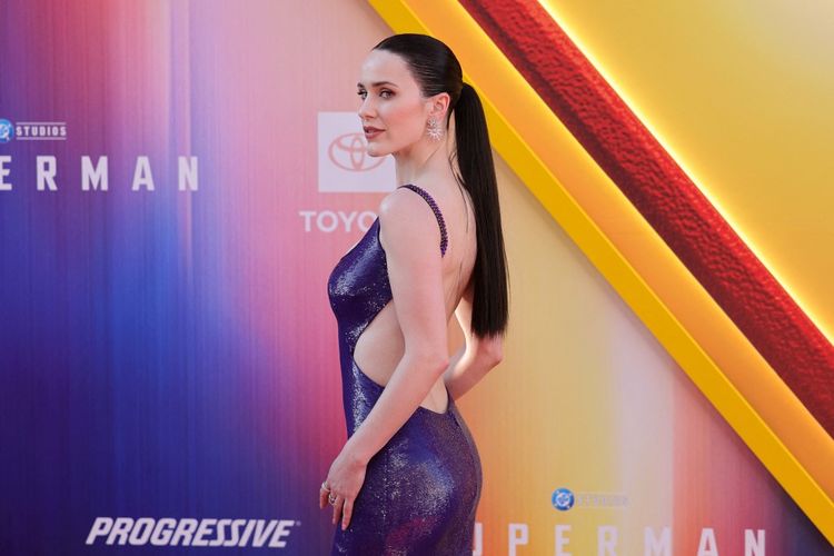 Rachel Brosnahan, Superman, Superman 2025, superman 2025, film superman 2025, cast film Superman 2025, premiere superman 2025, Gaya Rachel Brosnahan di Premiere Superman 2025, Pakai Dress Ungu, 1. Gaun Ralph Lauren, 2. Referensi dari komik All-Star Superman, 3. Aksesori dan gaya rambut, 4. Riasan lipstik pink, 5. Matching dengan Superman