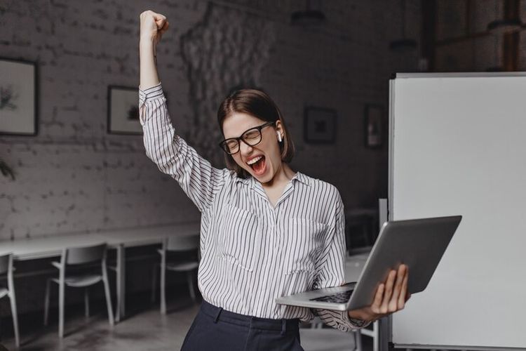 Kesepian, kesehatan mental, cara mengatasi kesepian, mengatasi kesepian, merasa kesepian, cara agar tidak kesepian, emosi positif contohnya, mencegah kesepian, 11 Emosi Positif yang Efektif Mencegah Kesepian Menurut Psikolog, 1. Gembira, 2. Bersyukur, 3. Ketenangan, 4. Harapan, 5. Bangga, 6. Terhibur karena humor, 7. Inspirasi, 8. Terpesona, 9. Cinta, 10. Kepuasan, 11. Kelegaan