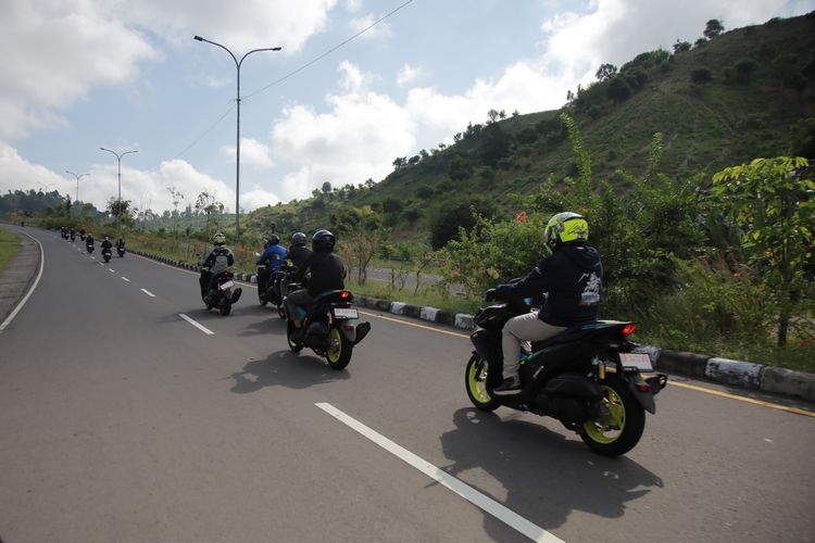 Pantai Senggigi, Yamaha Aerox Alpha, pantai senggigi, sirkuit mandalika, Touring Lombok, Menjelajahi Keindahan Lombok dengan Yamaha Aerox Alpha, Rute Lurus dan Pemandangan Indah, Lincah di Jalan Berkelok, Hujan Deras, Konsumsi BBM dan Jarak Tempuh