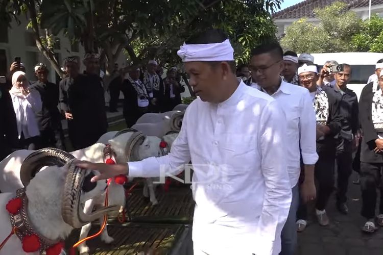 Dedi Mulyadi, KDM Kang Dedi Mulyadi, Putri Karlina Wakil Bupati Garut, maula akbar anak dedi mulyadi, Pernikahan anak Dedi Mulyadi, maula akbar dan putri karlina menikah, fakta menarik pernikahan Maula Akbar dan Putri Karlina, 6 Fakta Pernikahan Anak Dedi Mulyadi, Ada Mahar Hewan Ternak hingga Emas, 1. Mahar hewan ternak dan bibit tanaman, 2. Mahar emas 90 gram, 3. Tokoh penting kenegaraan jadi saksi pernikahan, 4. Perbedaan usia keduanya, 5. Awalnya ingin menikah di KUA saja, 6. Gandeng seniman lokal untuk dekorasi pernikahan