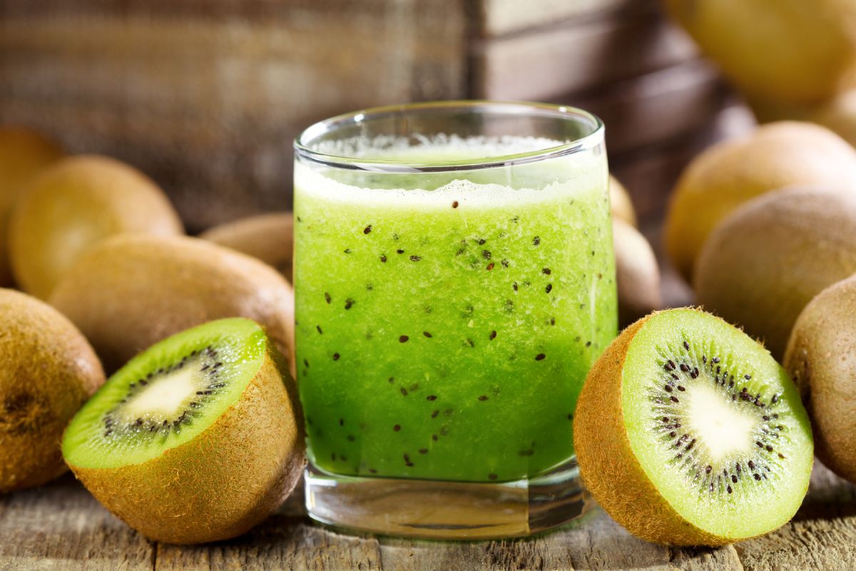 minuman penumbuh rambut, cara alami rambut lebat, nutrisi rambut sehat, vitamin rambut alami, 10 Minuman Alami untuk Rambut Lebat dan Sehat, Rekomendasi Ahli, 1. Kiwi Juice Kaya Vitamin C, 2. Onion Juice untuk Folikel Rambut, 3. Jus Sayuran Hijau, 4. Minuman Kaya Omega-3, 5. Jus Ubi Manis dan Wortel, 6. Smoothie Greek Yogurt, 7. Teh Hijau Kaya Antioksidan, 8. Jus Aloe Vera, 9. Smoothie Buah Beri dan Jeruk, 10. Jus Bit untuk Sirkulasi