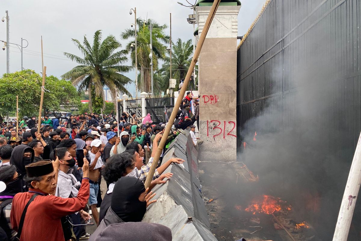 demo, Demo buruh, demo mahasiswa, emak-emak, demo buruh hari ini, Demo  mahasiswa di DPR ricuh, Emak-emak Ngamuk Saat Demo di DPR: Buka, Kalau Enggak Saya Bakar Pintu Ini