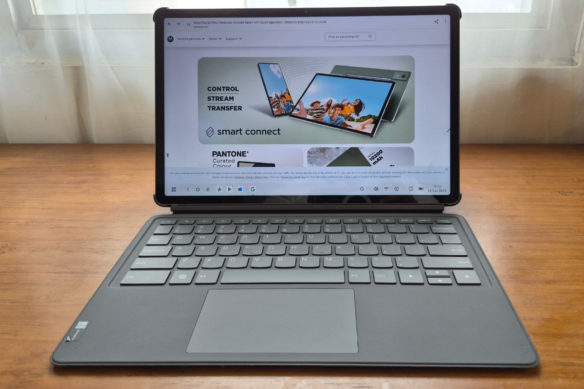Moto Pad 60 Pro, Motorola, Menjajal Keyboard Pack Moto Pad 60 Pro: Bikin Tablet Serasa Laptop, Desain dan build quality, Tombol keyboard empuk, touchpad responsif, Fleksibel dan mudah dipasang, Makin produktif, tapi perangkat tambah berat