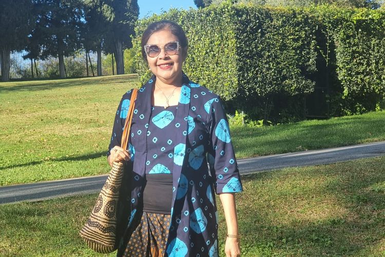 Tips memakai kebaya, kebaya modern, tips memilih kebaya, tips memakai kebaya, tips pakai kebaya, kebaya kekinian remaja, kebaya kekinian untuk kondangan, pakai kebaya, mix and match kebaya, fashion kebaya kekinian, inspirasi gaya kebaya, 5 Tips Mix and Match Kebaya agar Kekinian dan Modern, 1. Pilih bahan yang tidak mengilap, 2. Padukan dengan bawahan yang lebih bebas, 3. Bermain dengan warna cerah, 4. Padukan dengan celana atau sneakers, 5. Ikuti pakem saat acara formal