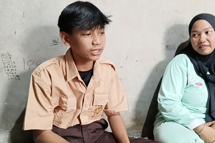 Bogor, haikal, Haikal dan Haezar, kakak beradik viral Bogor, Haikal dan Haezar bergantian seragam, kisah viral anak sekolah, seragam Pramuka viral, bantuan anak sekolah Bogor, keluarga miskin Bogor, haezar, 5 Fakta Kisah Haikal dan Haezar, Kakak Beradik di Bogor yang Viral karena Bergantian Seragam Pramuka, 1. Tinggal di Kontrakan Petak Bersama Ibu dan Nenek, 2. Viral karena Bergantian Seragam Pramuka, 3. Bantuan Mengalir Setelah Kisah Viral, 4. Dikenal Anak Baik dan Patuh pada Nenek, 5. Harapan agar Semakin Banyak Pihak Peduli