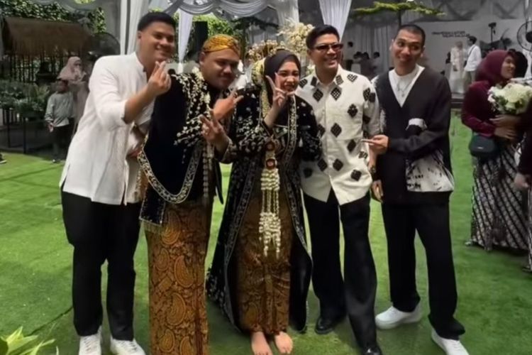 kaleidoskop, Kaleidoskop Gaya Pernikahan Seleb 2025, dari Vintage hingga Adat Minang, Salma Salsabil dan Dimansyah Laitupa - adat Jawa, Shenina Cinnamon dan Angga Yunanda - adat Minang, Mikha Angelo dan Gregoria Mariska - gaya klasik, Brandon Salim dan Dhika Himawan - vintage, Luna Maya dan Maxime Bouttier - Adat Jogja, Amanda Rawles dan Adriel Susanteo - modern, Stephanie Poetri dan Asher Novkov-Bloom - nuansa tradisional modern, Al Ghazali dan Alyssa Daguise - Adat Sunda, Nadin Amizah dan Faishal Tanjung - nuansa dreamy, Arbani Yasiz dan Raisa Ramadhani - nuansa putih, Amanda Manopo dan Kenny Austin - elegan modern, Boiyen dan Rully Anggi Akbar - adat Sunda