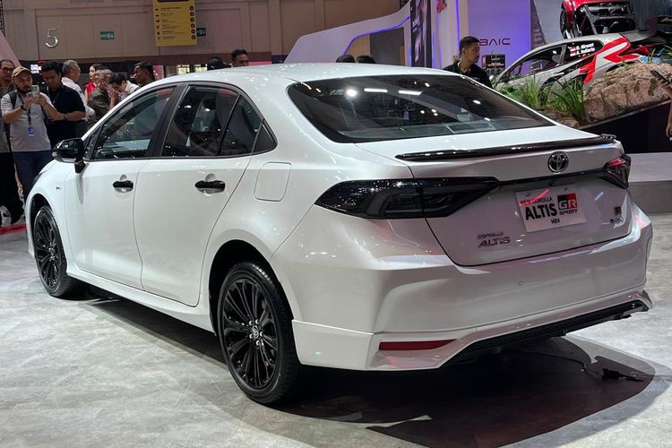 Corolla Altis HEV GR Sport, Toyota Safety Sense, GIIAS 2025, performan sporty, Corolla Altis HEV GR Sport: Sedan Sporty dengan Hybrid Terbaru