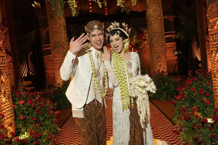 akad nikah, Gaya Busana Keluarga Ahmad Dhani di Pernikahan El Rumi-Syifa Hadju