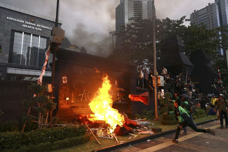 Polda Metro Jaya, Halte transjakarta, Senayan, bandara soekarno hatta, demo jakarta hari ini, demo dpr ri, berita demo, demo 30 agustus 2025, gedung dpr dibakar, demo di senayan, Gedung DPR dan Polda Metro Jaya Jadi Tontonan Warga Jakarta Usai Demo 29 Agustus