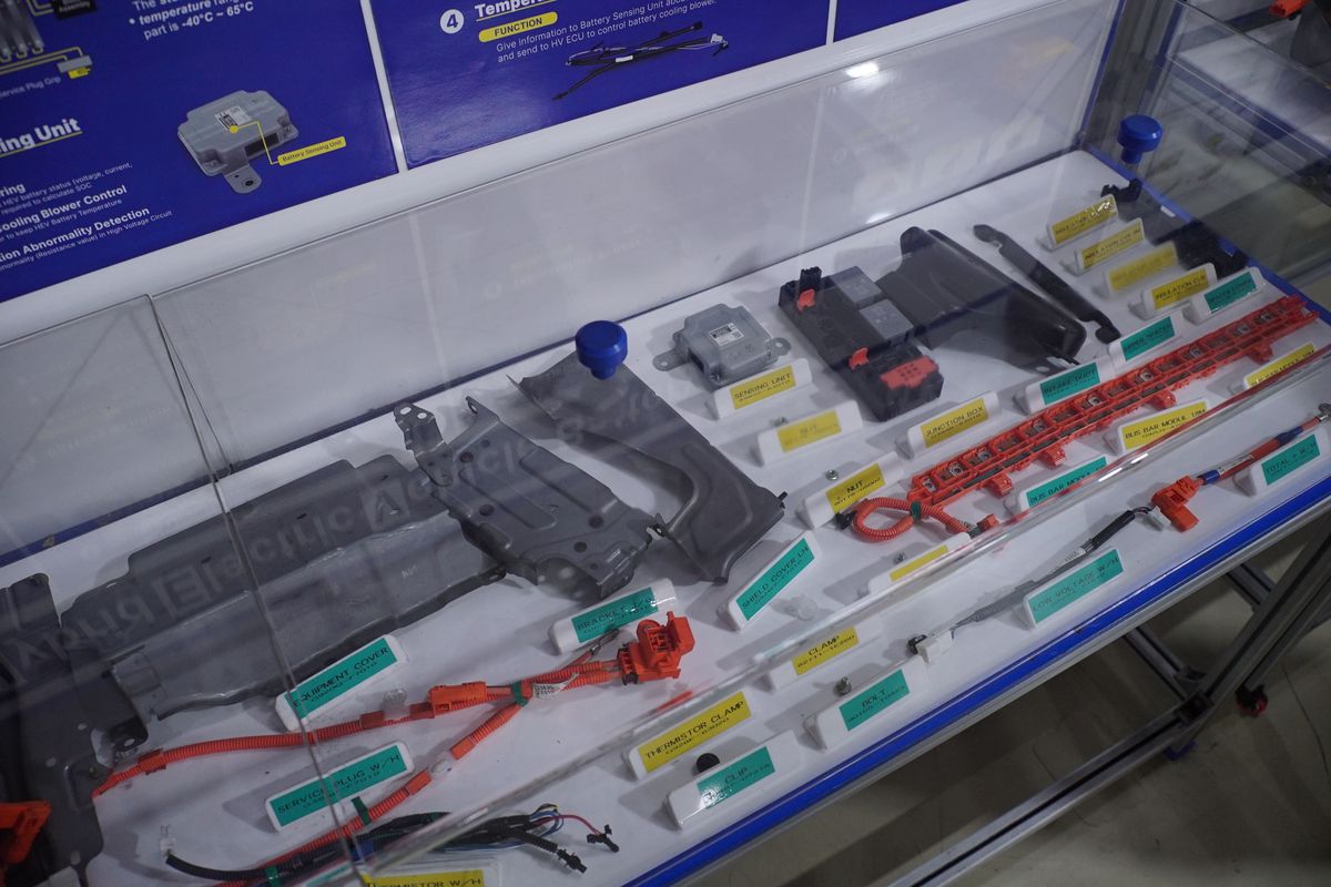 pengisian baterai, usia pakai baterai, Benarkah Baterai Mobil Hybrid Lebih Awet?