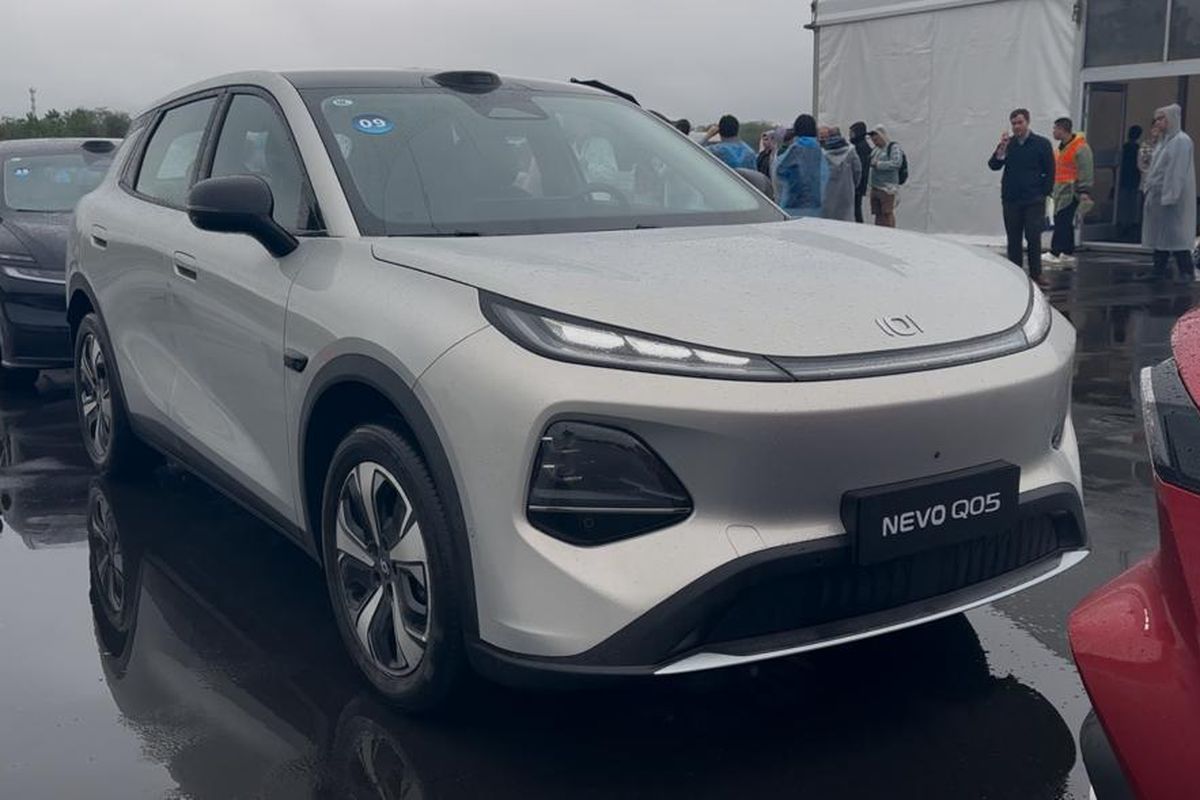 SUV listrik, mobilitas perkotaan, Changan Nevo Q05, Review Changan Nevo Q05: Siap Hadang Pasar SUV Listrik Indonesia?, Interior: Sentuhan Minimalis, Fitur Unggulan, Dinamika Listrik yang Responsif, Kesimpulan