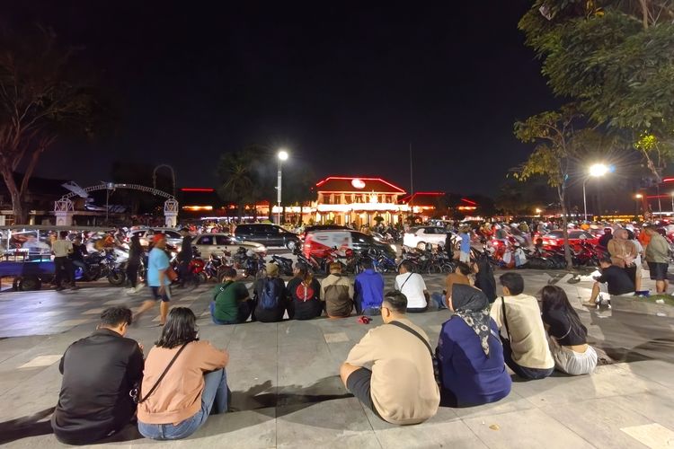 Surabaya, aksi massa, pedagang kecil, kerusuhan Surabaya, Aksi Massa Surabaya, situasi surabaya terkini, surabaya mulai pulih, Dari Rujak Cingur hingga Es Degan, Pedagang Kecil Bangkit Pasca-kerusuhan Surabaya, Polsek Tegalsari Ludes Dilalap Api, Surabaya Mulai Pulih Pasca Kerusuhan, Pedagang Kecil Kembali Mengais Rezeki, Gubernur Khofifah dan Pangdam V Tinjau Lokasi