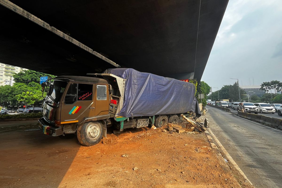 truk, rem blong, Truk Rem Blong di Slipi Petamburan, Sopir Banting Setir Hindari Tabrakan
