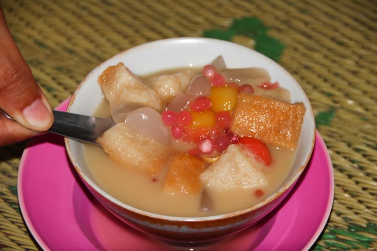 minuman hangat, musim hujan, 7 Minuman Hangat yang Cocok Dinikmati Saat Musim Hujan, 1. Bandrek, 2. Sekoteng, 3. Wedang Ronde, 4. Teh Jahe, 5. Cokelat Panas