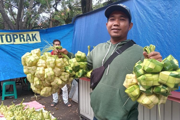 ketupat lebaran, cara membuat ketupat lebaran, cara membuat ketupat tidak cepat basi, cara membuat ketupat enak dan kenyal, cara membuat ketupat tahan lama, cara membuat ketupat lebaran yang enak, cara praktis membuat ketupat lebaran, 10 Cara Buat Ketupat Lebaran Kenyal dan Tahan Lama, 1. Pilih bungkus ketupat berwarna segar, 2. Cuci beras hingga benar-benar bersih, 3. Tambahkan air kapur sirih, 4. Tambahkan garam, 6. Rebus ketupat sampai terendam, 7. Hindari menambahkan air dingin ke dalam rebusan, 8. Simpan ketupat di kulkas agar tidak cepat basi, 9. Hangatkan ketupat dingin, 10. Sajikan ketupat dengan beragam lauk