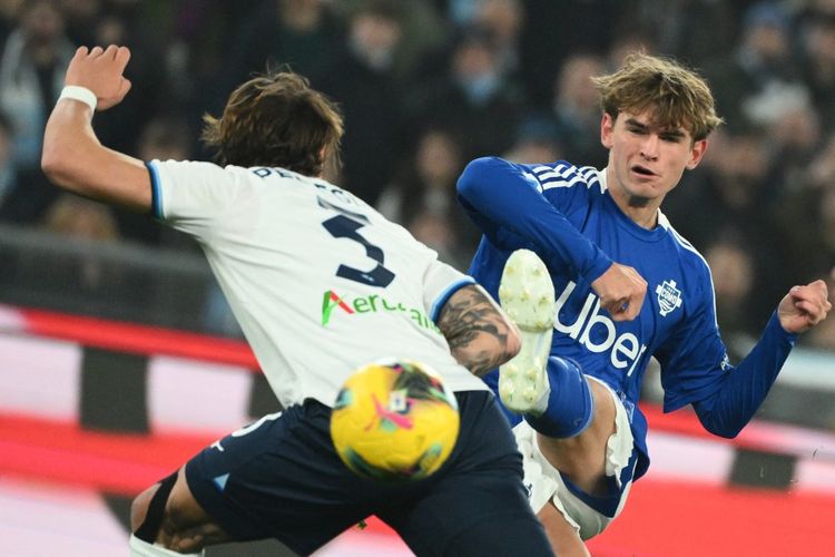Serie A, Cesc Fabregas, Lionel Messi, lazio, liga italia, Nico Paz, Como vs Lazio, Como, Nico Paz Latihan 300 Kali untuk Bikin Gol Tendangan Bebas ala Messi