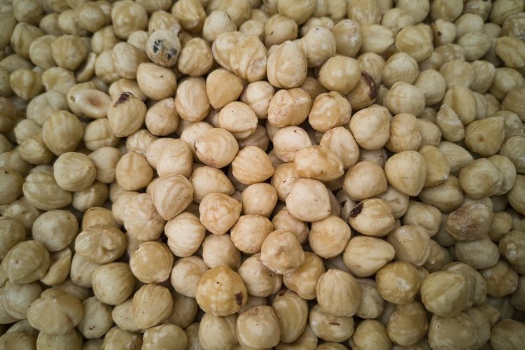 kemiri, cara memasak kemiri, bumbu dapur kemiri, cara mengolah kemiri, cara mengolah kemiri untuk masakan, Cara Masak Pakai Kemiri Biar Masakan Medok, Gurih, dan Sedap, 1. Sangrai Kemiri Hingga Kecokelatan, 2. Panggang Kemiri untuk Daya Simpan Lebih Lama, 3. Haluskan Bersama Bumbu Lain, 4. Pilih Kemiri yang Masih Segar