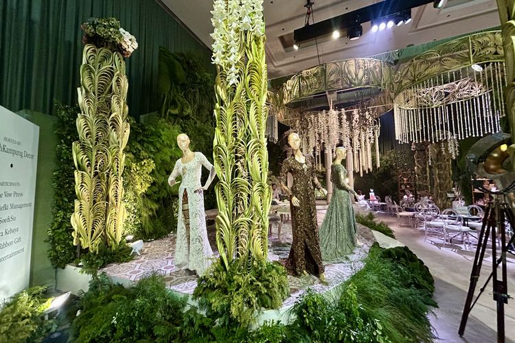 Fairmont Jakarta, Ingin Pakai Dekorasi Janur saat Nikah? Perhatikan 5 Hal Penting Ini, 1. Pastikan dekorasi sesuai dengan karakter venue, 2. Treatment ruangan menentukan hasil akhir dekorasi, 3. Pola dekorasi harus disesuaikan dengan karakter klien, 4. Perhatikan waktu pemasangan material organik, 5. Nilai dekorasi terletak pada kreativitas eksekusinya
