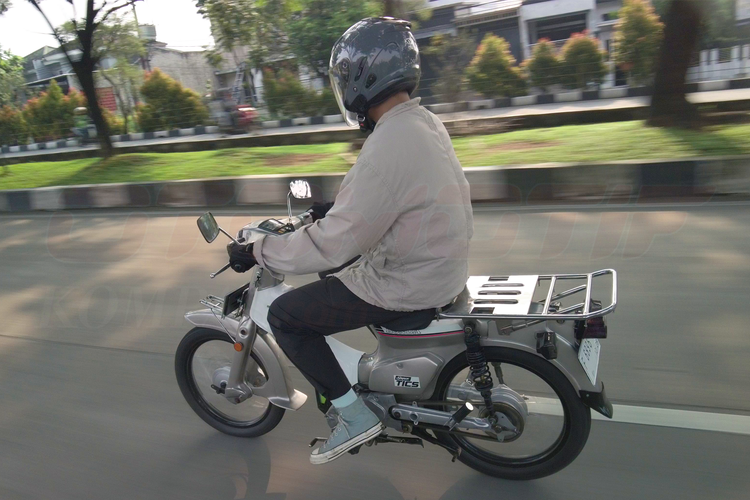 Tics EV, motor, Honda, Honda C700, Jajal Honda C700 Listrik, Bebek Listrik yang Masih Punya Gigi, Tetap Klasik Tanpa Ubah Rangka, Sensasi Berkendara: Ada "Engine Brake", Spesifikasi dan Performa, Biaya dan Catatan