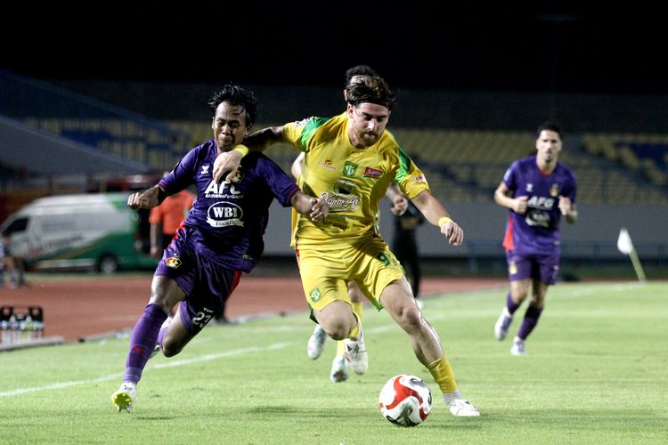 Eduardo Perez Moran, Persebaya, Derbi Jawa Timur, Bonek, Super League 2025-2026, Persebaya Inkonsisten, Tuntutan 