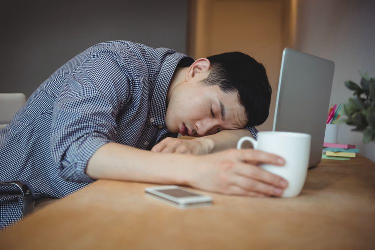 kenapa saat bangun tidur siang badan terasa lemas, kenapa saat bangun tidur siang kepala pusing, kenapa saat bangun siang jadi bad mood, kenapa saat bangun siang mood drop, dampak bangun siang menurut psikiater, Kenapa Saat Bangun Siang Mood Justru Menurun? Ini Penjelasan Psikiater