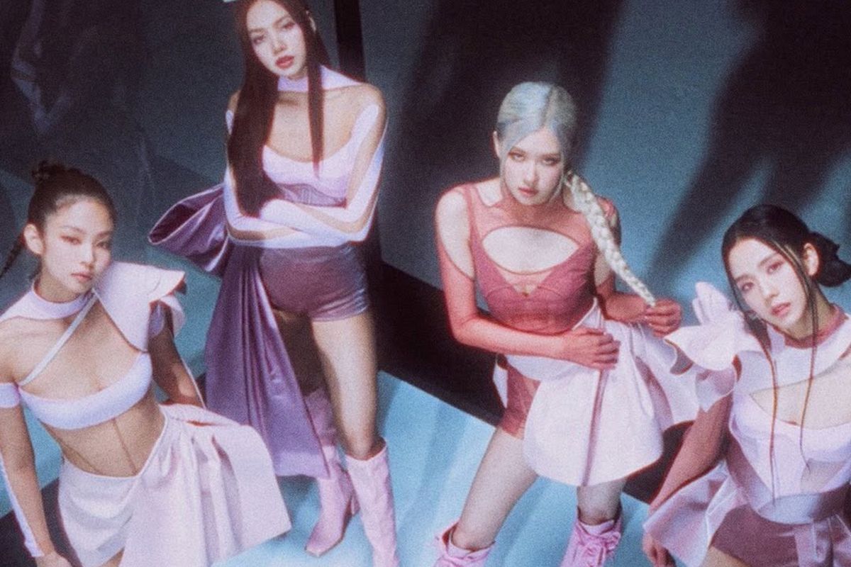 konser blackpink di indonesia, konser balckpink, konser blackpink jakarta 2025, konser blackpink 2025, style blackpink, 5 Gaya BLACKPINK yang Akan Konser di Indonesia, dari Timeless sampai Futuristik, 1. Gaya futuristik, kompak pakai boots hitam, 2. Kasual pakai kaos tapi tetap elegan, 3. Gaya timeless di acara semi-formal, 4. Sinematik fashion bernuansa pink, 5. Nuansa metropolis
