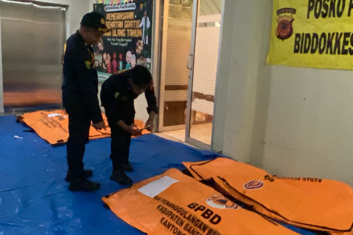 Longsor Cisarua Bandung Barat: 25 Kantong Jenazah Diserahkan ke DVI, Ini 11 Nama Korban yang Teridentifikasi, Bagaimana fokus pencarian korban pada hari kedua?, Berapa korban yang telah berhasil diidentifikasi?, Apa strategi pencarian yang akan dilakukan selanjutnya?, Bagaimana kronologi bencana longsor Cisarua?