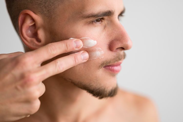 dokter, perawatan wajah pria, skincare pria, eva mulia cimone, cara merawat wajah pria, bagaimana cara merawat wajah dengan baik, kesalahan pria saat merawat wajah, tips merawat wajah pria, kulit wajah pria, Kesalahan Perawatan Wajah Pria yang Bikin Kulit Kusam Menurut Dokter