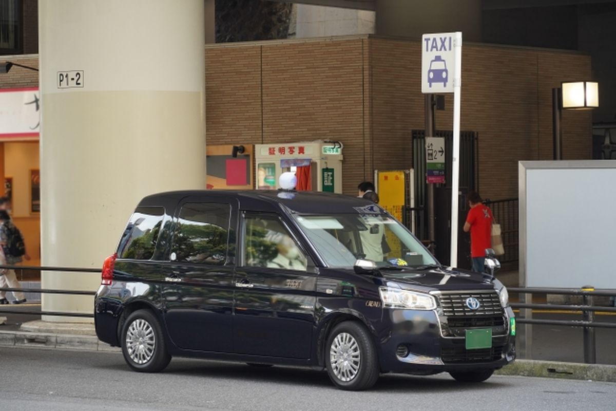 jepang, taksi di jepang, transportasi di jepang, pintu taksi jepang, beda taksi jepang dan indonesia, Naik Taksi di Jepang, Pintu Bisa Buka Tutup Otomatis