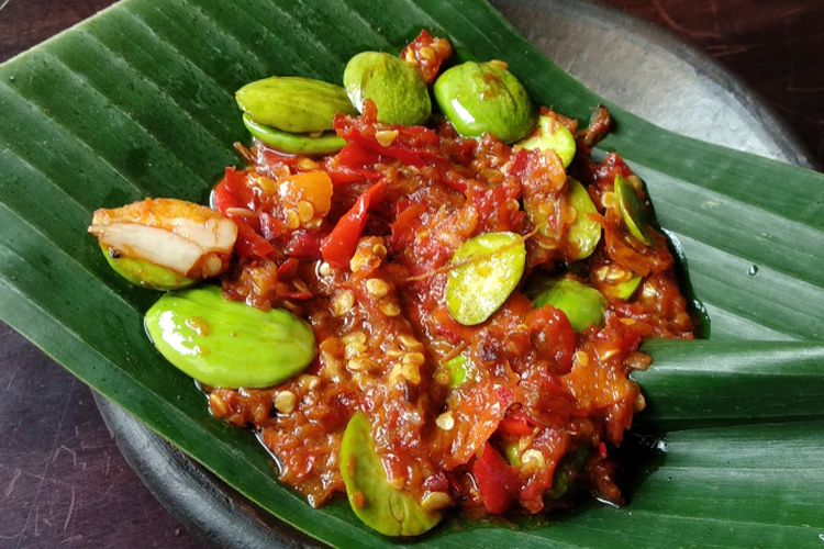 sejarah sambal, sejarah cabai, sejarah rasa pedas, sejarah sambal di indonesia, sejarah rasa pedas di Indonesia, cabai Capsicum, sejarah cabai jawa, capsicum, cabya, sejarah cabya, Cabya jawa, Sejarah Cita Rasa Pedas di Nusantara, dari Cabya Jawa hingga Cabai Capsicum, Era Pra-Sambal di Jawa Kuno, Cabya, Si Pedas dari Jawa, Sambal di Masa Kuno, Lada dari India dan Perdagangan Rempah, Kedatangan Cabai Capsicum ke Nusantara, Perubahan Selera, dari Lada ke Cabai, Kedatangan Cabai Capsicum ke Nusantara, Jejak Kata dan Identitas Pedas Nusantara