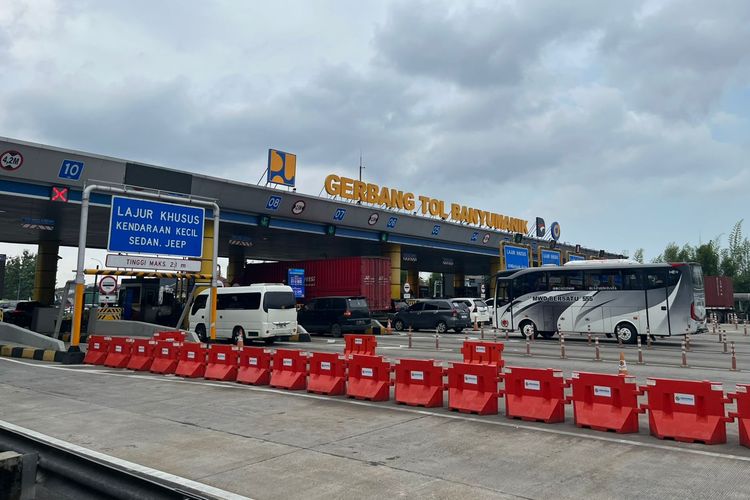 arus mudik, Arus Mudik Mulai Padat di GT Kalikangkung pada H-6 Lebaran