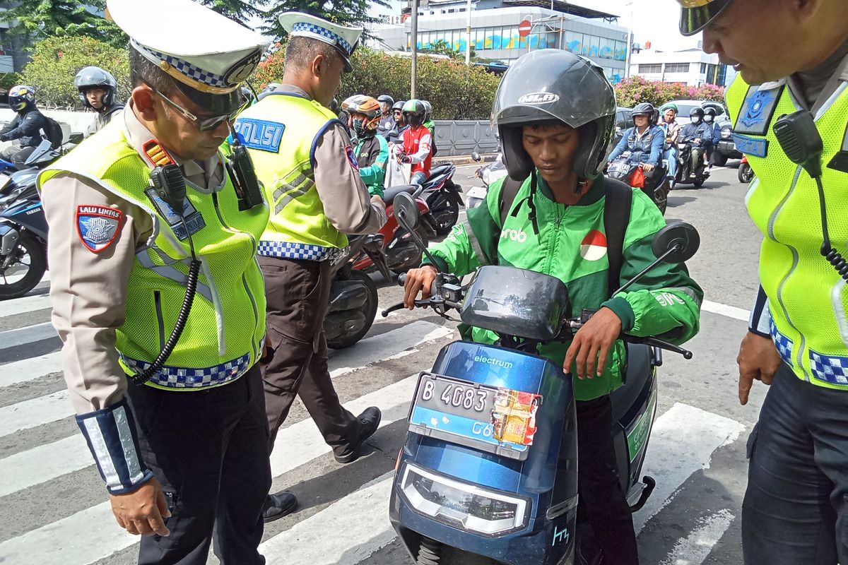 pelat nomor, TNKB, copot pelat nomor, pengendara tutup pelat nomor, tutup pelat nomor, Ini Kata Polisi Soal Fenomena Pengendara Tutup Pelat Nomor Pakai Plastik