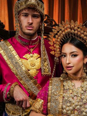 Jennifer Coppen, 5 Gaya Prewedding Jennifer Coppen dan Justin Hubner, Sentuhan Adat Makassar, 1. Busana bernuansa magenta dan emas yang mewah, 2. Aksesori kepala khas adat Makassar jadi sorotan, 3. Makeup glamor dengan sentuhan flawless, 4. Tata rambut sleek yang elegan, 5. Konsep foto klasik dengan nuansa dramatis