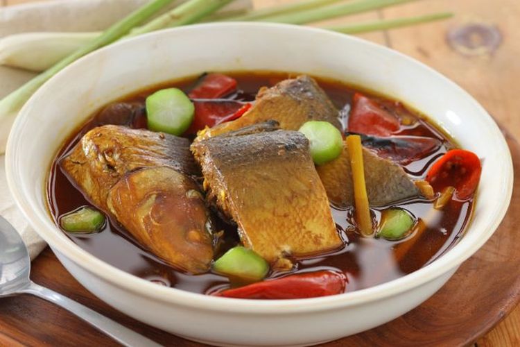 Imlek, Ca Rebung Imlek, 4 Resep Makanan Khas Imlek Populer, dari Kue Ku hingga Pindang Bandeng, 1. Kue Ku: Si Merah Lambang Panjang Umur, 2. Ayam Oh: Perpaduan Gurih dan Aroma Tauco, 3. Pindang Bandeng Imlek: Tradisi Pelicin Rezeki, 4. Ca Rebung Imlek: Tekstur Renyah Sarat Makna