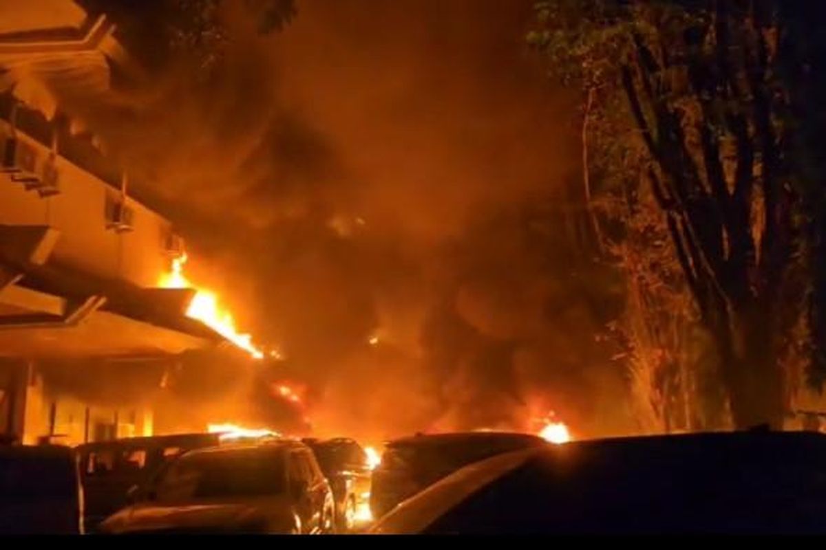 DPRD Makassar, korban tewas kebakaran dprd makassar, dprd makassar dibakar, identitas korban tewas kebakaran dprd makassar, Identitas 3 Korban Tewas Saat Kantor DPRD Makassar Dibakar Massa