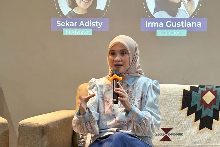 kesehatan mental, mindfulness, mental health, Recharge, recharge emosi, tips recharge emosi, emosi seimbang, 4 Cara Recharge Emosi di Tengah Kesibukan Menurut Psikolog, 1. Mengenali dan mengendalikan emosi yang dirasakan, 2. Beri jeda dari kesibukan dan tekanan, 3. Refleksikan diri dan temukan solusi yang tepat, 4. Latih mindfulness agar emosi lebih terkendali