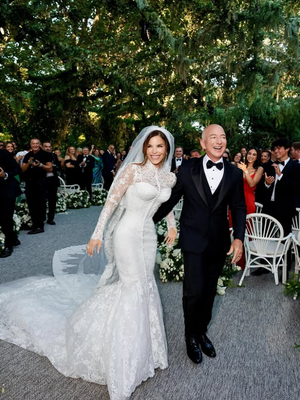 Lauren Sanchez, Jeff Bezos, gaun pernikahan Lauren Sanchez, gaun Lauren Sanchez, 6 Gaun yang Dikenakan Lauren Sanchez dalam Momen Pernikahannya dengan Jeff Bezos, 1. Gaun hitam, 2. Gaun vintage Alexander McQueen, 3. Gaun Schiaparelli, 4. Setelan krem dari Dior, 5. Gaun pernikahan dari Dolce &amp; Gabbana, 6. Gaun kasual