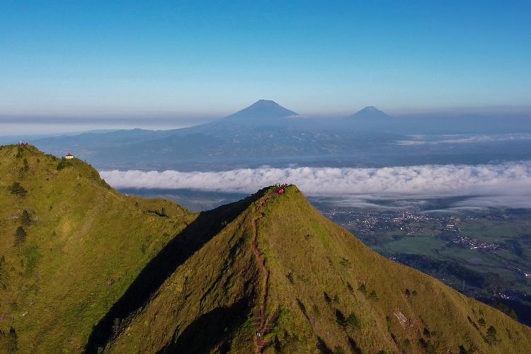 5 Gunung yang Ramah Pemula, Cocok untuk Solo Hiking, 1. Gunung Andong, 2. Gunung Prau, 3. Gunung Bismo, 4. Gunung Penanggungan