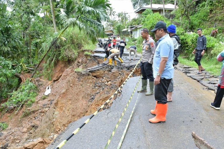 BMKG, cuaca ekstrem, bencana hidrometeorologi, banjir padang, badan meteorologi klimatologi dan geofisika, prakiraan cuaca sumbar, BMKG Peringatkan Cuaca Ekstrem di Sumbar hingga 29 November 2025, Warga Diminta Siaga