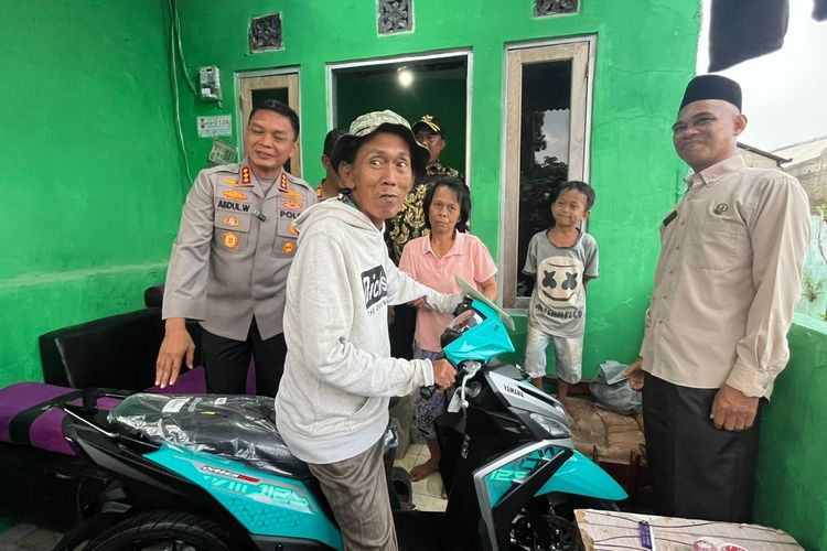 Suderajat, es gabus, Kemayoran, es gabus berbahan spons, 8 Fakta Kasus Pedagang Es Gabus Dituduh Pakai Spons: Sempat Ditampar, Hasil Lab Bicara, 1. Berawal dari laporan warga, 2. Kronologi polisi datangi pedagang, 3. Suderajat dipulangkan dan diberi Rp 300.000, 4. Suderajat mengaku ditampar dan ditendang, 5. Aparat minta maaf, 6. Polres Metro Depok beri Suderajat motor, 7. Aparat diperiksa Propam, 8. Pangdam Jaya berharap selesai lewat dialog sejuk