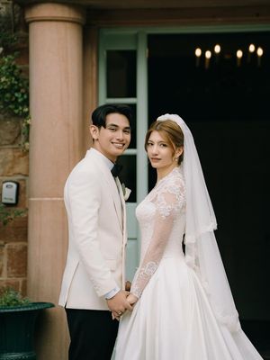 Cassandra Lee, Ryuken Lie, vow renewal, 7 Style Cassandra Lee dan Ryuken Lie Saat Vow Renewal di Inggris, Anggun nan Elegan, 2. Siluet gaun yang sederhana namun elegan, 3. Tatanan rambut bergaya natural updo, 4. Makeup natural glowing  , 5. Aksesori minimalis, 6. Bouquet bunga bernuansa putih, pink, dan hijau, 7. Tampil serasi dengan Ryuken