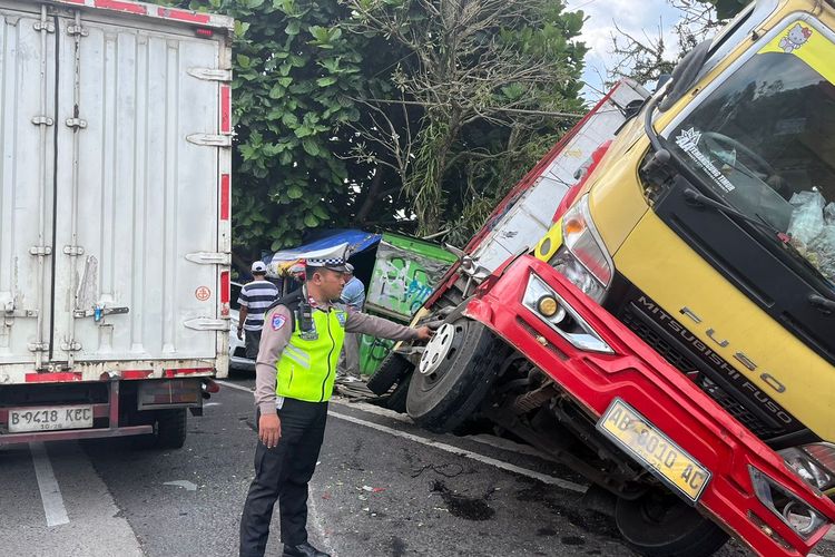 rem blong, kendaraan besar, kecelakaan, Kejadian Lagi, Kecelakaan Beruntun di Exit Tol Bawen Akibat Rem Blong