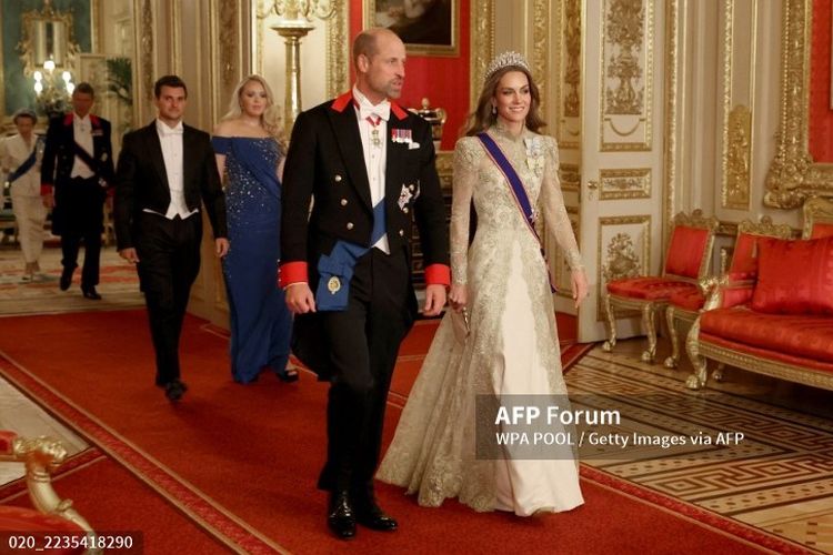 kate middleton, gaya busana kate middleton, tiara kate middleton, tiara putri diana, tiara lovers knot, kunjungan Trump ke Inggris, Kate Middleton Kenakan Tiara Warisan Putri Diana di Jamuan Kenegaraan untuk Trump, Gaun renda haute couture, Cambridge Lover’s Knot Tiara sebagai warisan kerajaan, Simbol emosional dan diplomatik, Tradisi mode dalam kunjungan kenegaraan